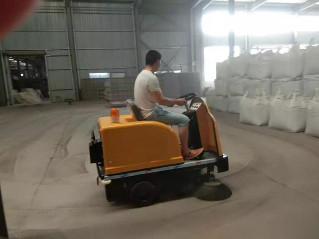 駕駛式掃地機(jī) 駕駛式掃地機(jī)