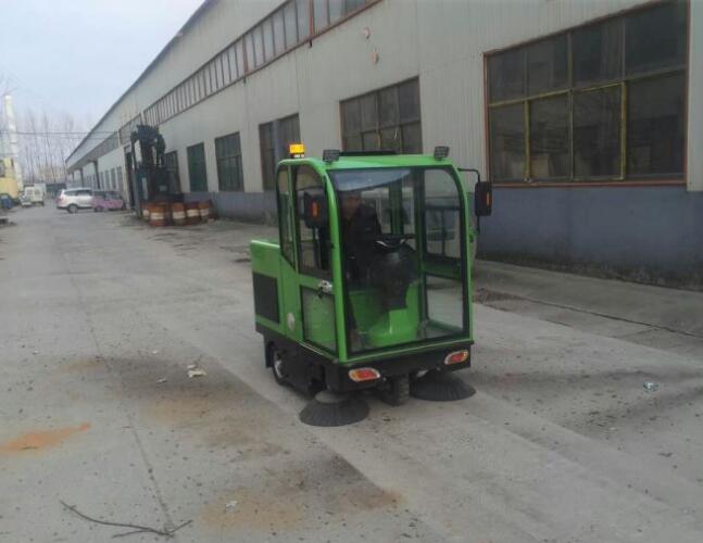 電動(dòng)洗地機(jī)