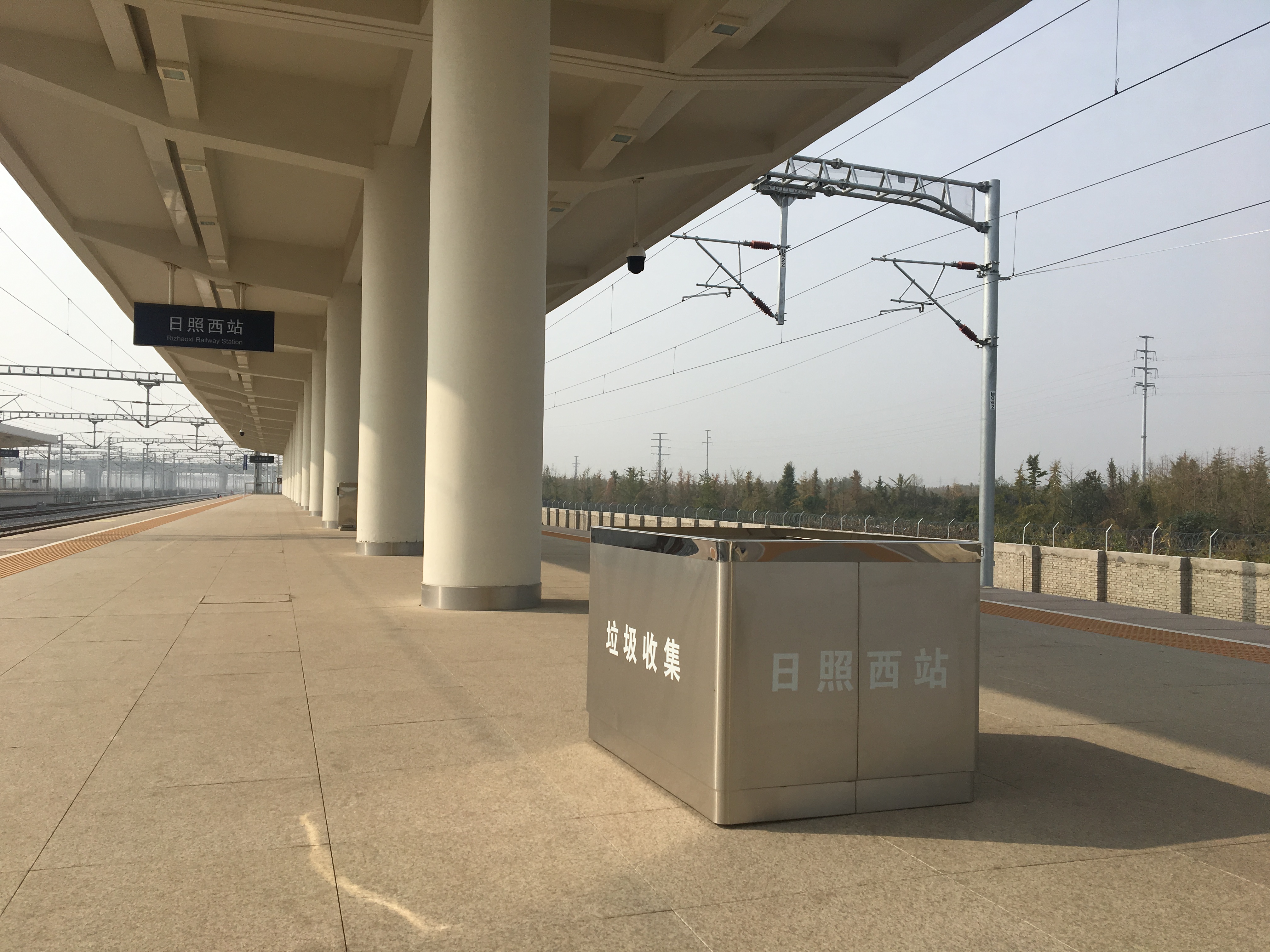 站臺(tái)垃圾桶